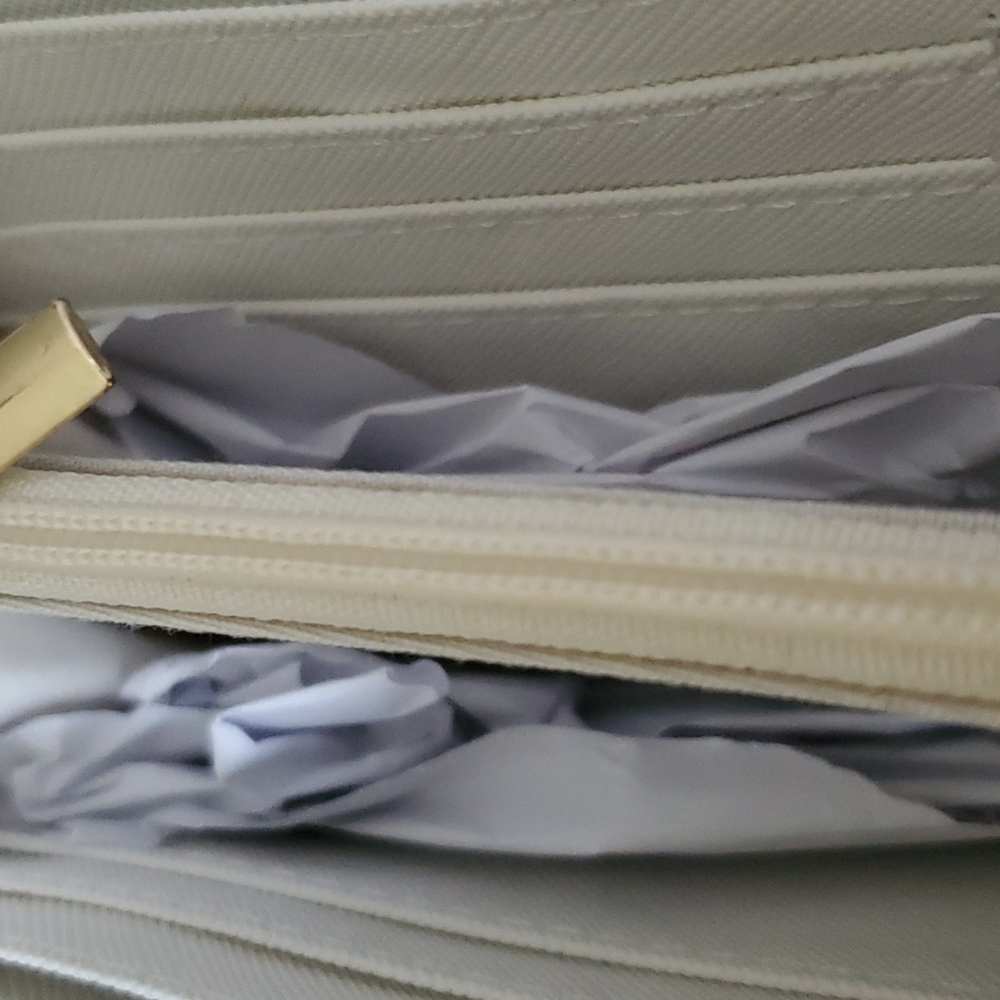 - Bloomingdale's HP own white black checker wallet gorgeous gold accents 5 st⦠- Picture 4 of 6
